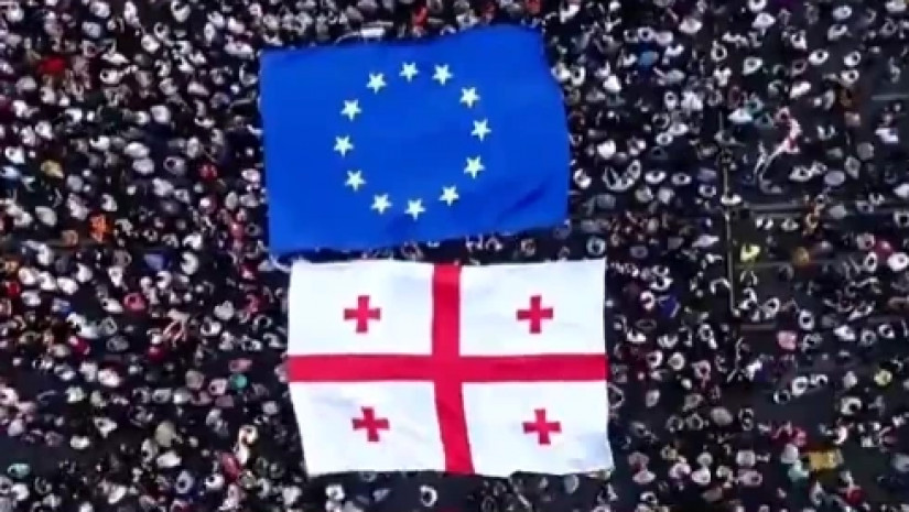 აქცია რუსთაველზე, ევროკავშირის დროშა, საქართველოს დროშა